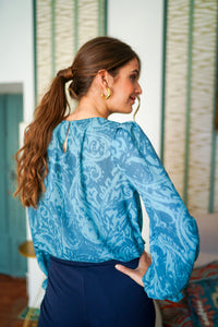 Blusa estampada  cuello frunce