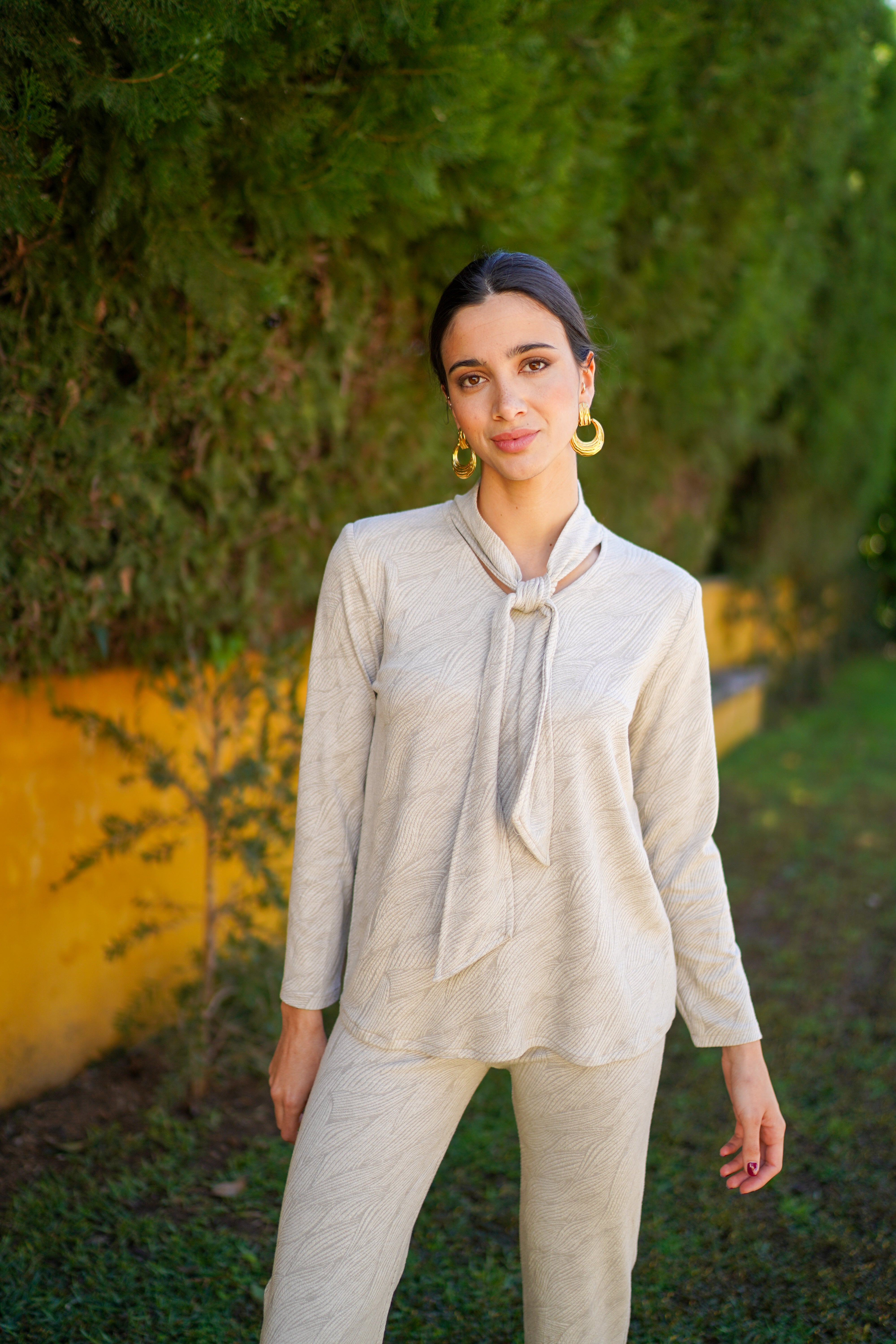 Conjunto pantalon y bluson corbatin