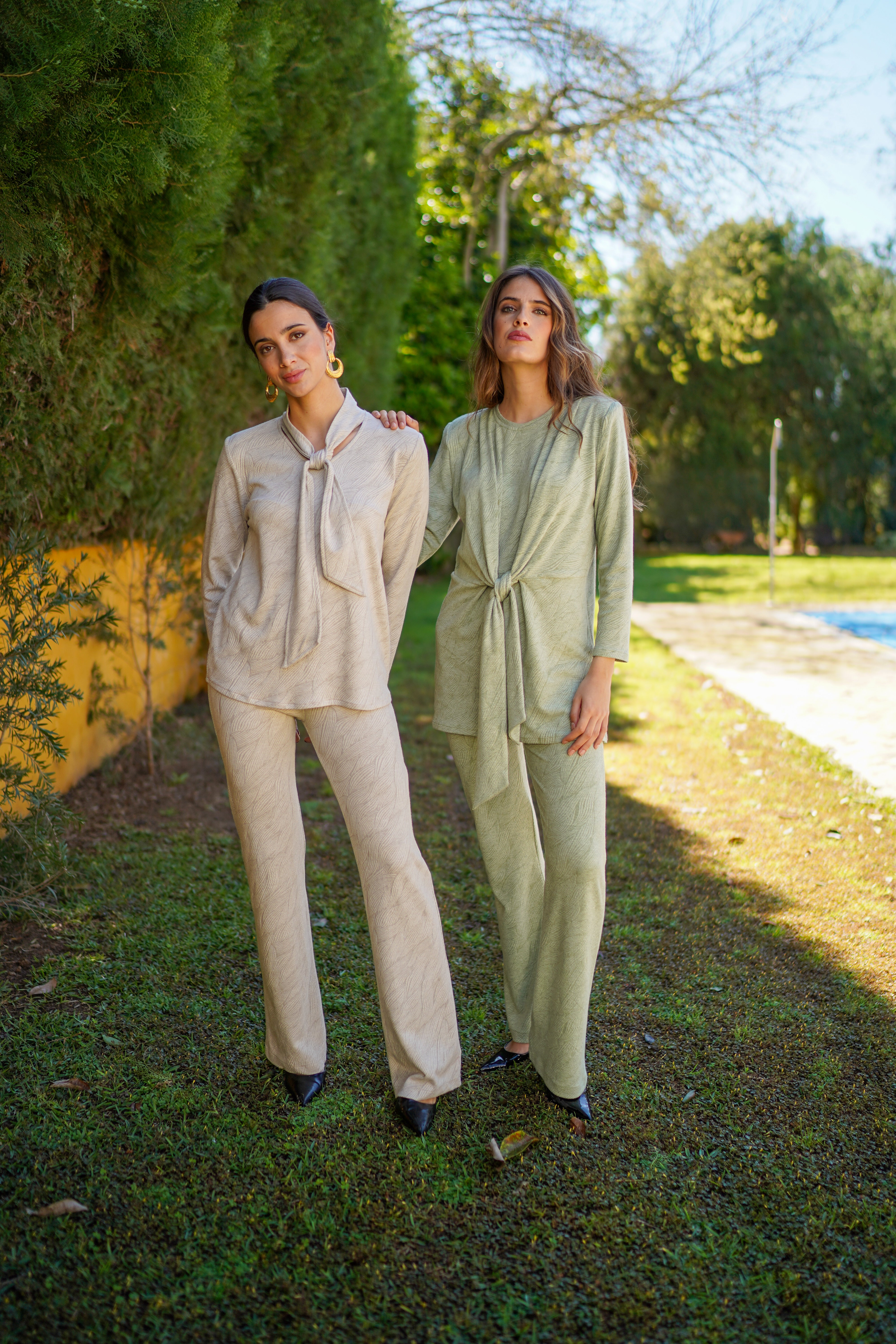 Conjunto pantalon y bluson corbatin