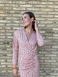 Vestido mangas drapeadas estampado