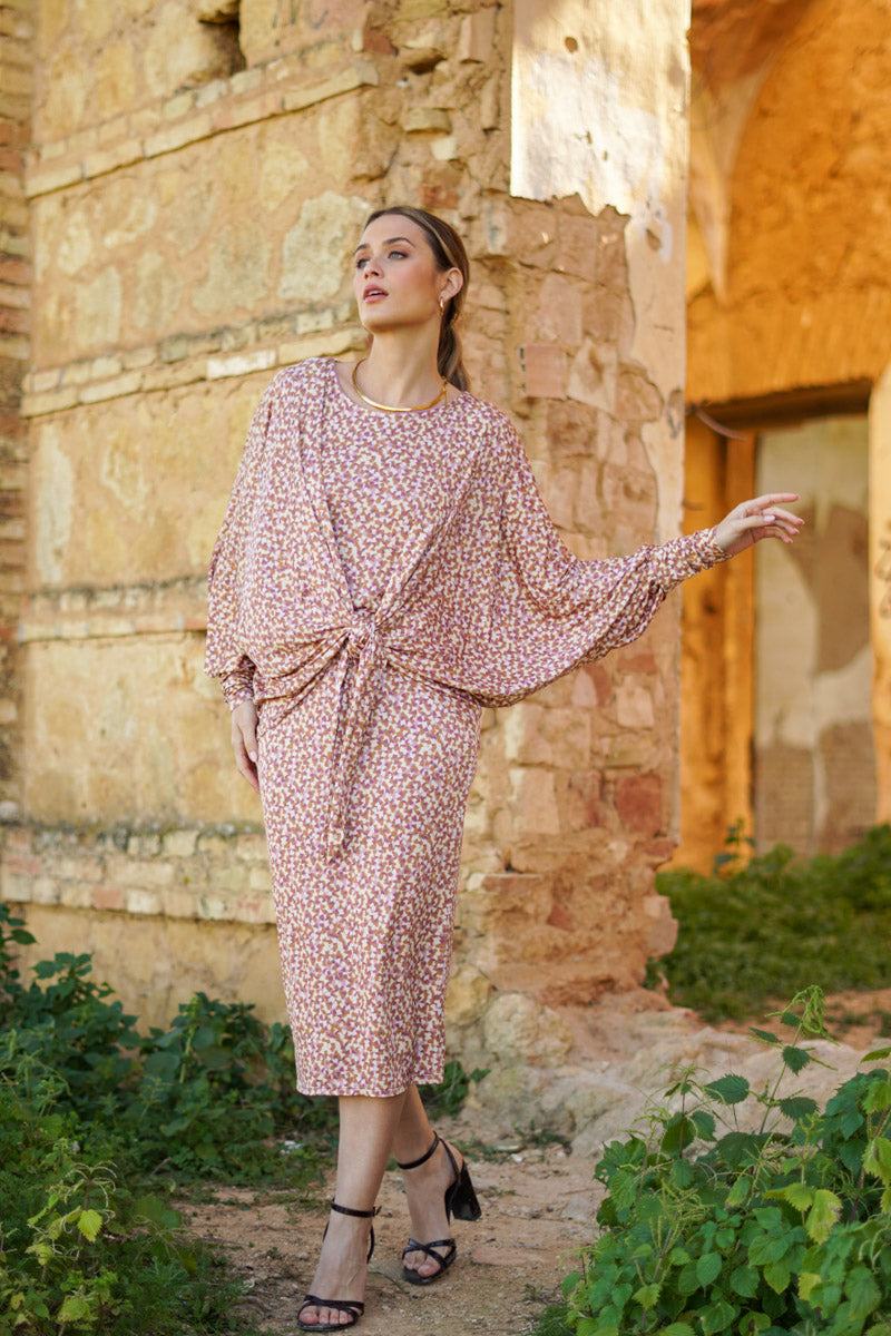 Vestido puños nudo y capa estampado
