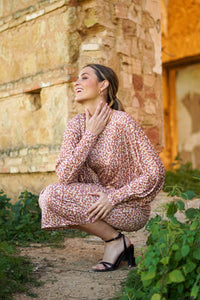 Vestido puños nudo y capa estampado