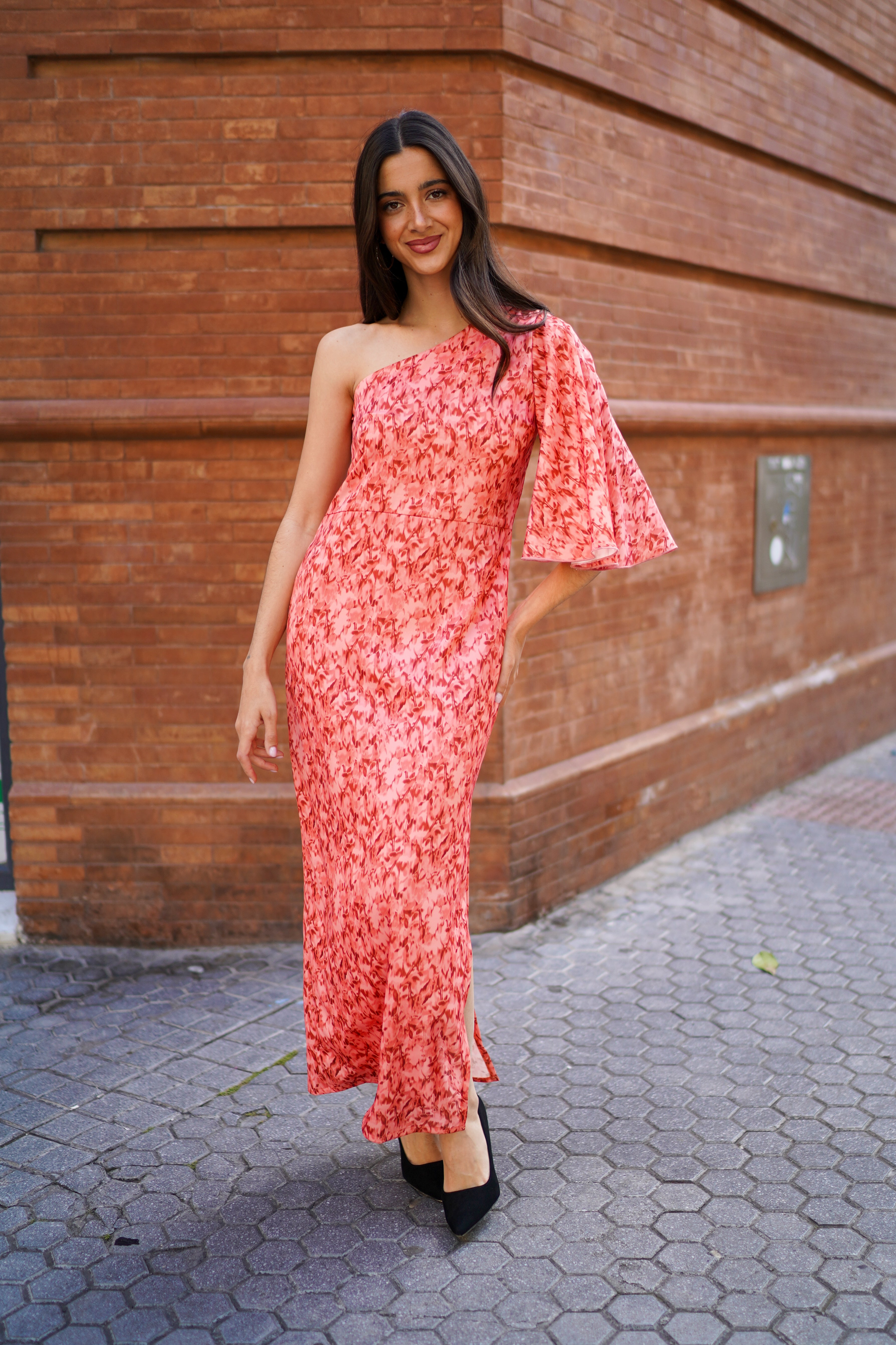Vestido desigual manga trompeta