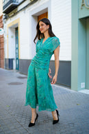 Vestido museta drapeada capa