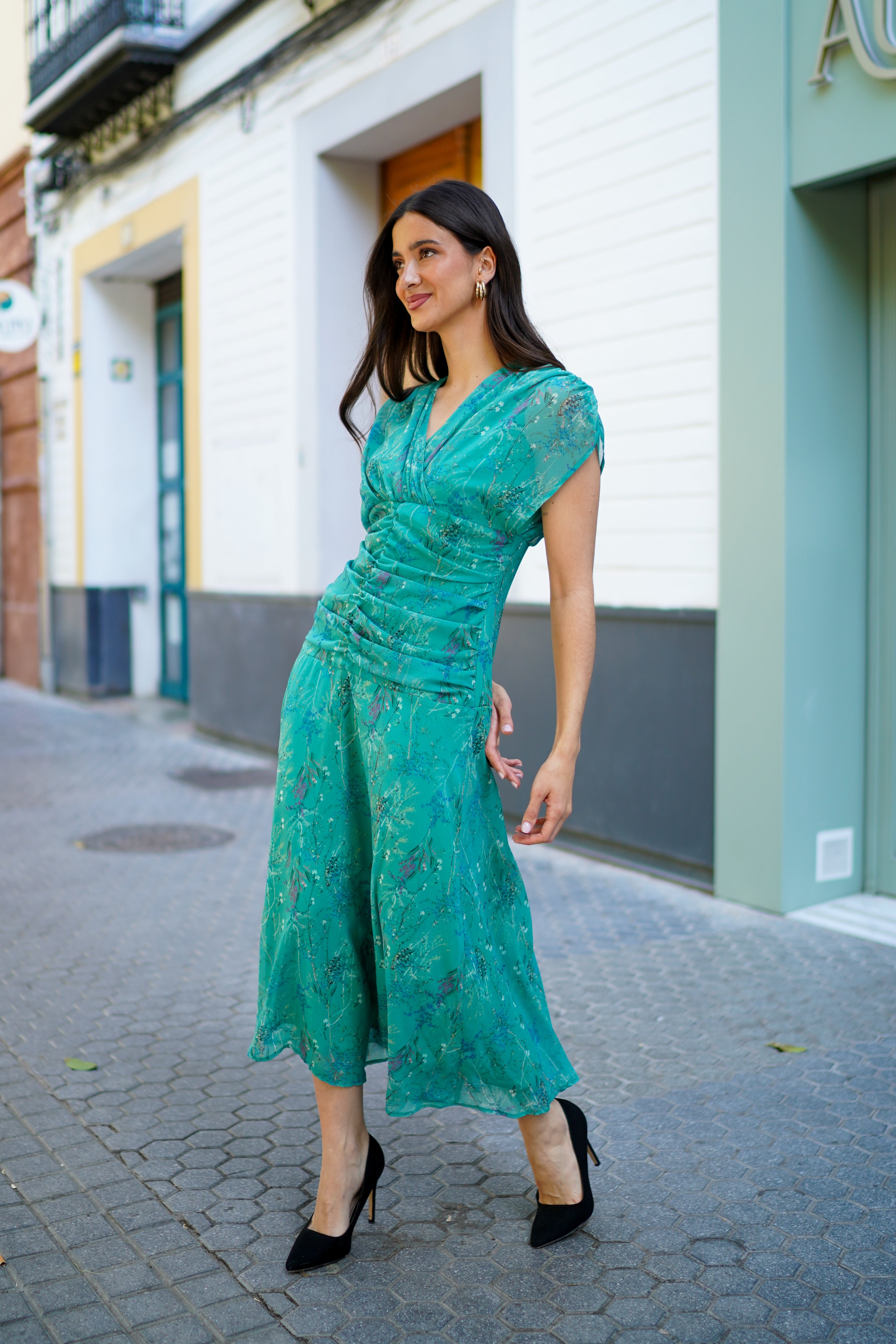 Vestido museta drapeada capa