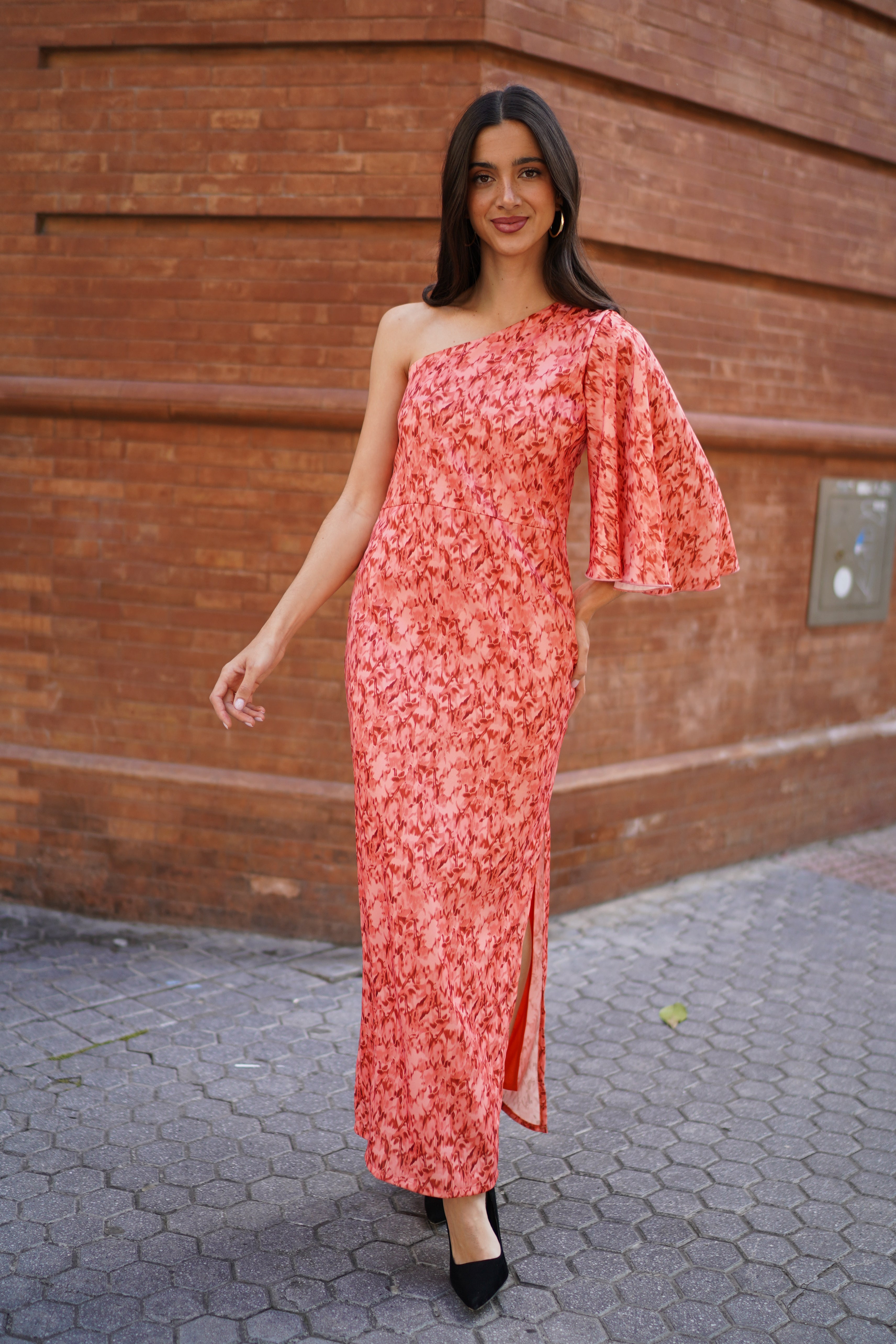 Vestido desigual manga trompeta