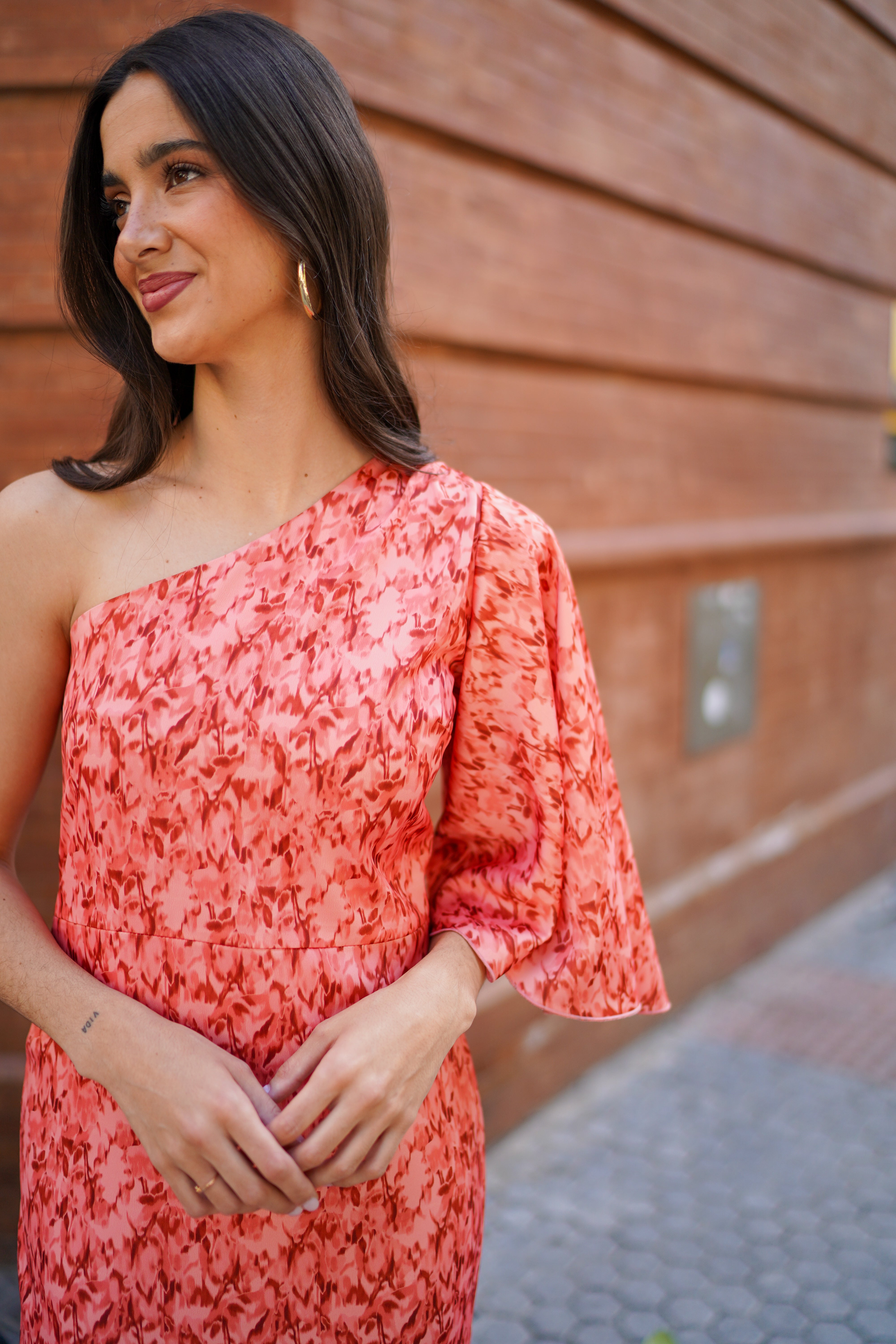 Vestido desigual manga trompeta